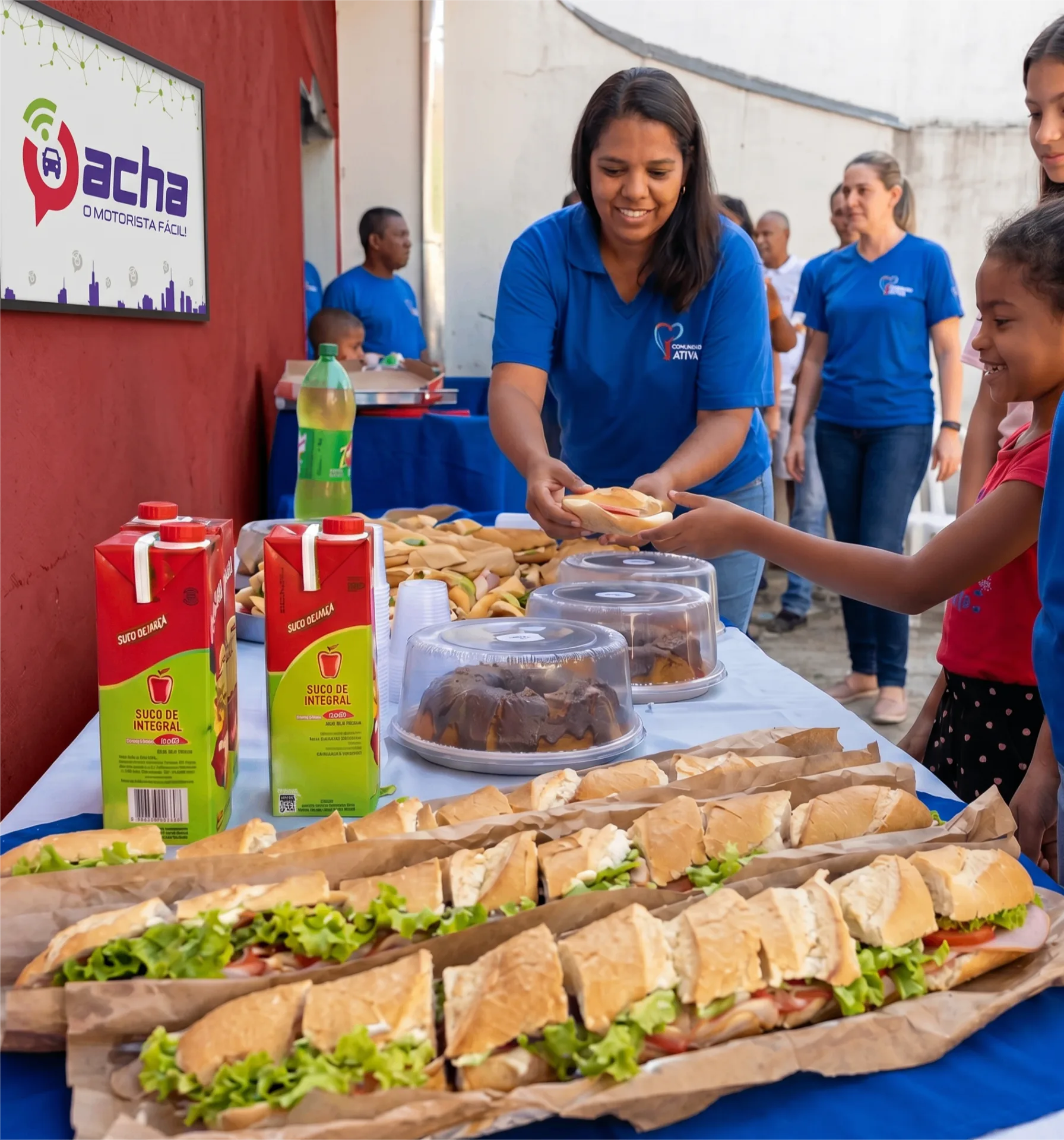 Elizabete servindo lanche em ação social do Acha Motorista