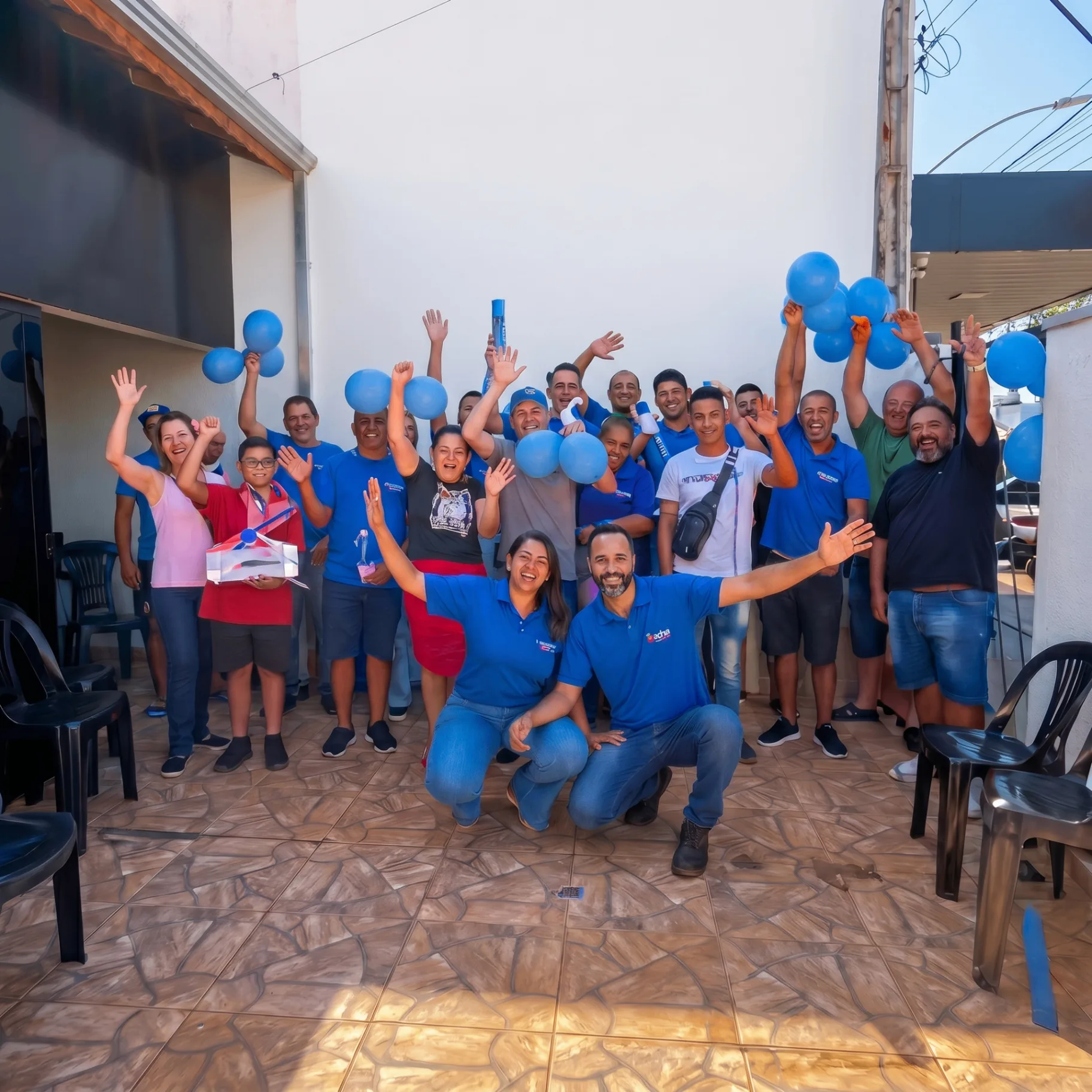 Equipe e parceiros Acha Motorista celebrando com balões azuis
