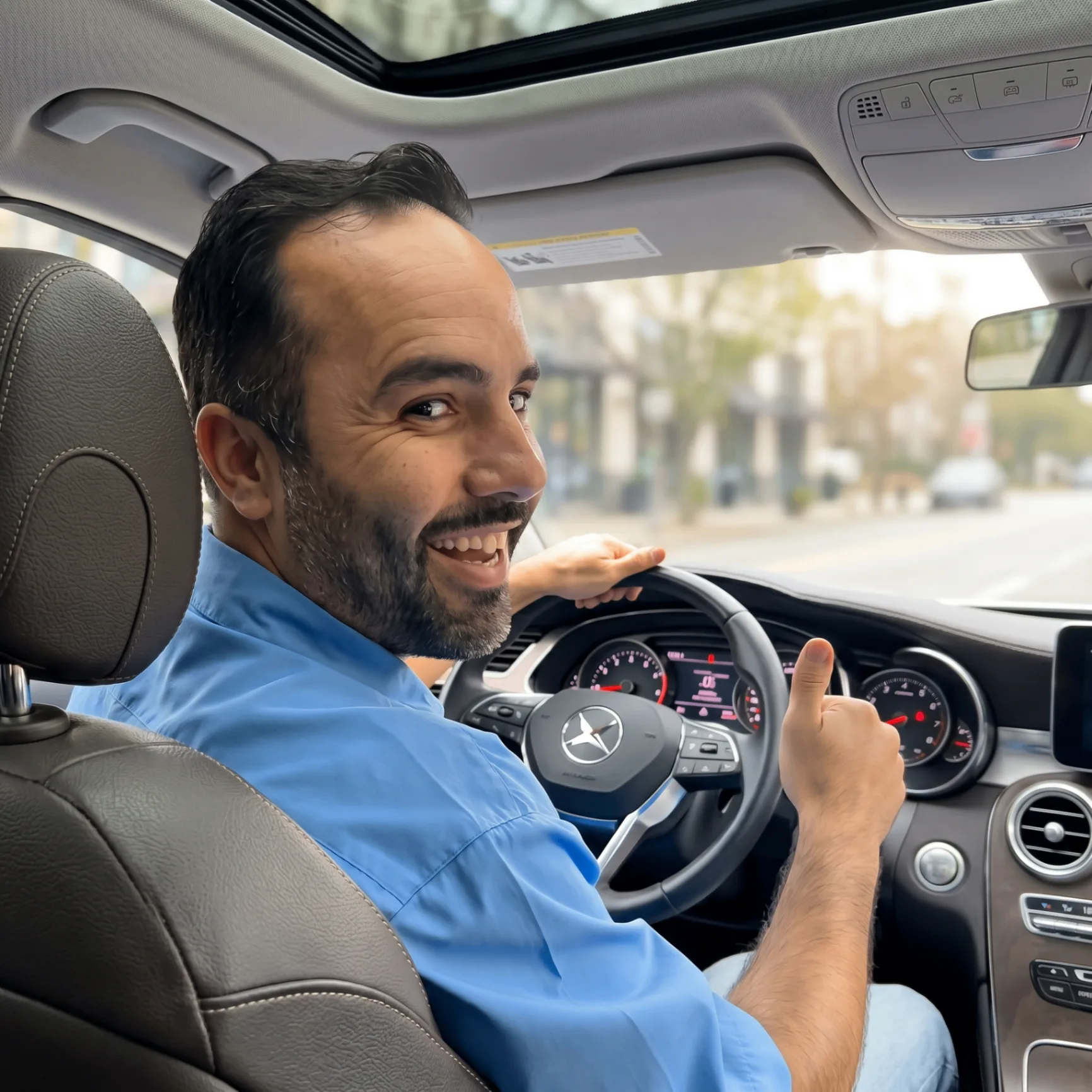 Johnny, fundador do Acha Motorista, ao volante