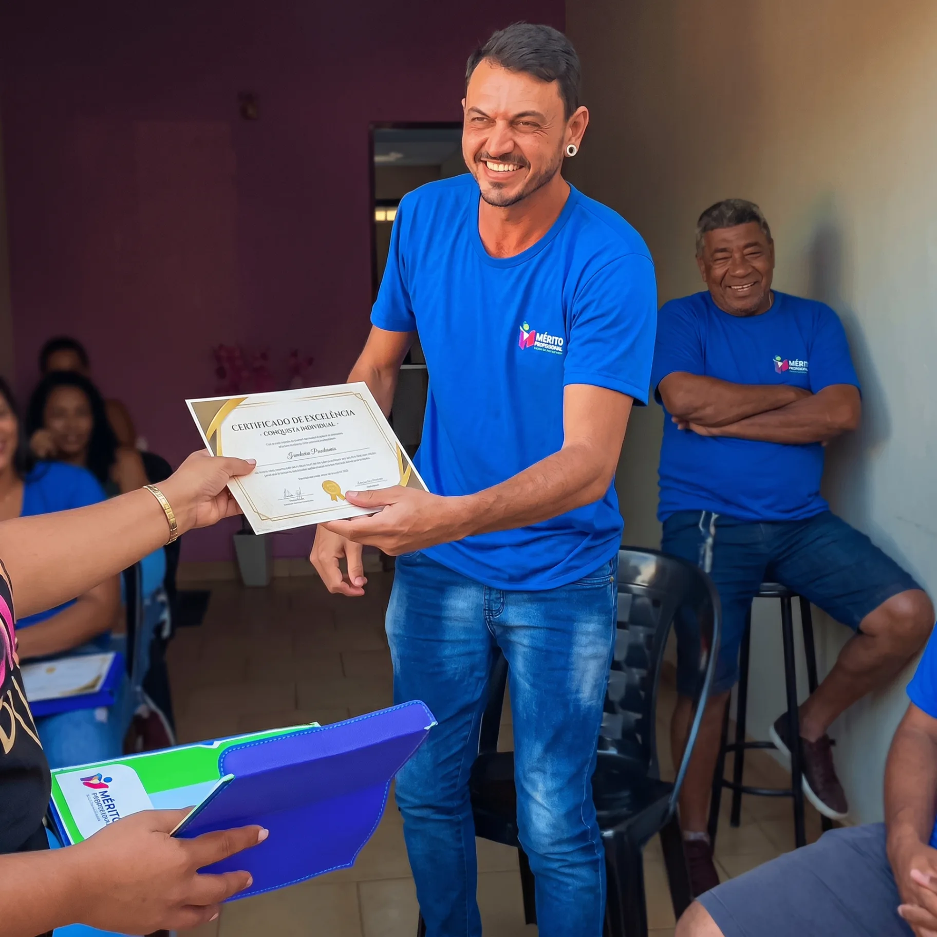 Motorista parceiro recebendo certificado de excelência